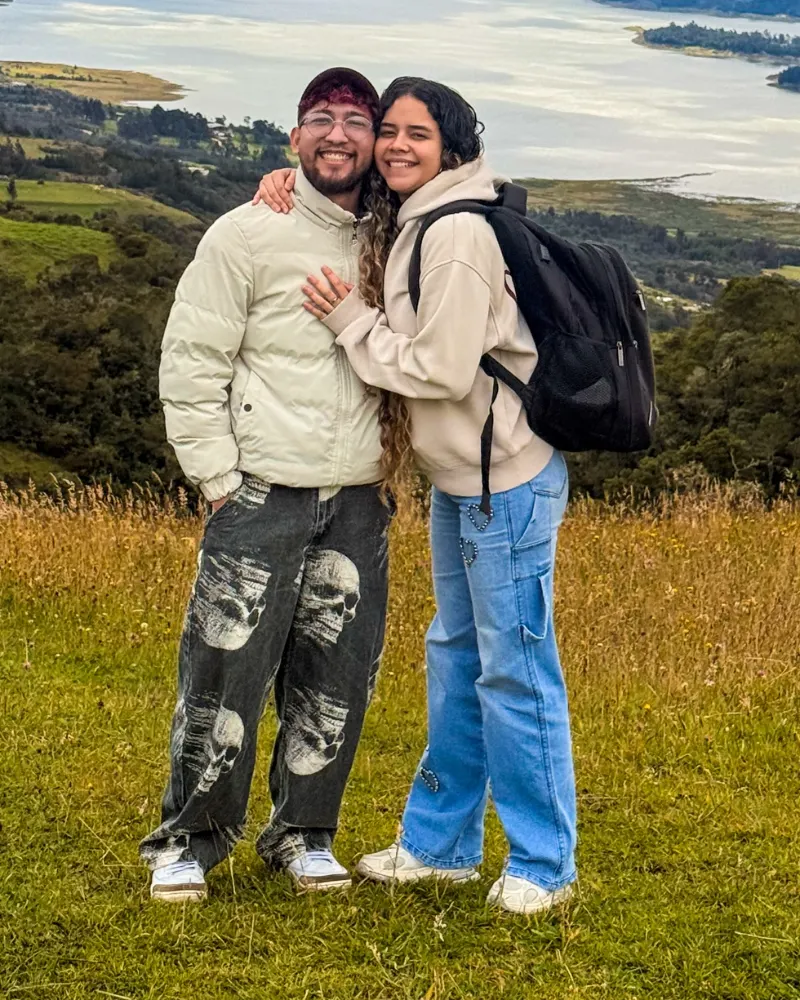 Yuseph y Wilfred, la pareja que busca apartamento en arriendo en Bogotá, en una salida al campo cerca de la ciudad